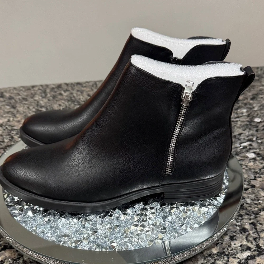 Style & Co. Black Ankle Booties with Side Zipper NWOT 10